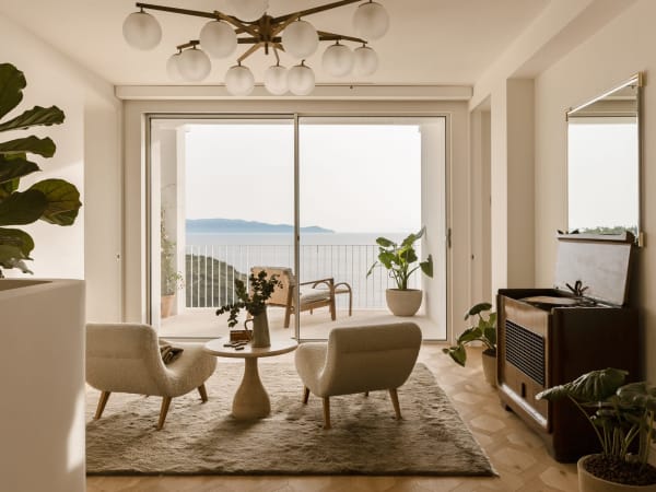 The panoramic sitting area on the central hallway of the upper floor.